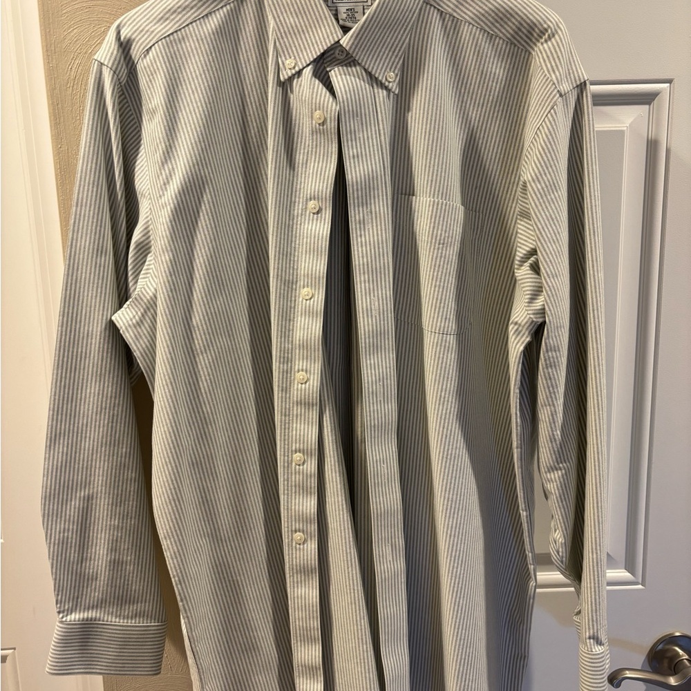 L.L. Bean Men's light Green Striped Button Down Shirt Wrinkle-free fabric